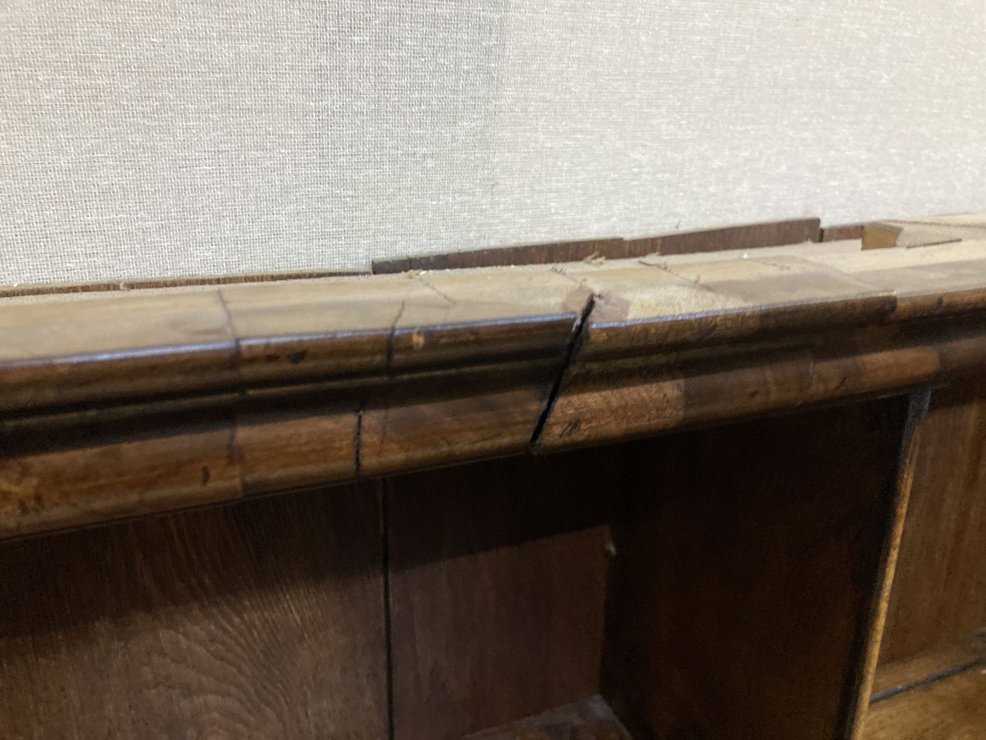 An oak breakfront plate rack, length 156cm, depth 20cm, height 115cm